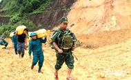 Troops crossing mountains and rivers to deliver food supplies to landslide-stricken villages